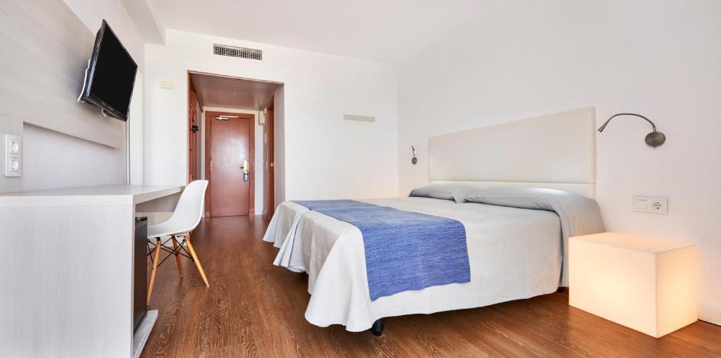 Globales Cala'n Bosch — Hotel rooms in Cala'n Bosch, Balearic Islands