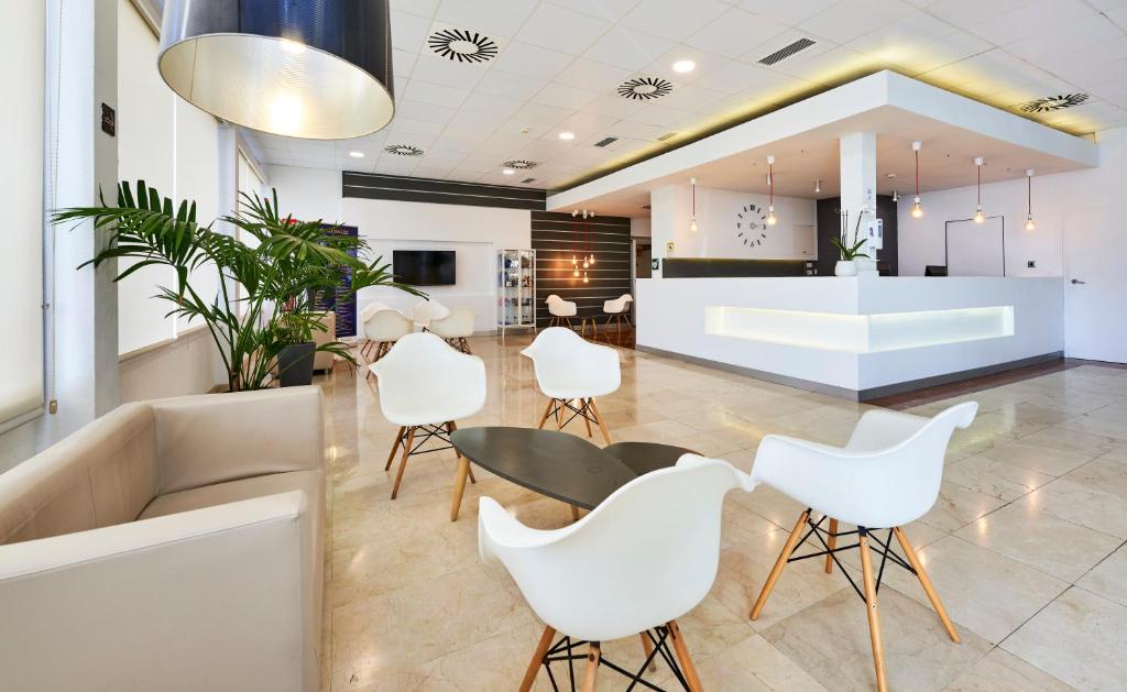 Globales Cala'n Bosch — Hotel building in Cala'n Bosch, Balearic Islands
