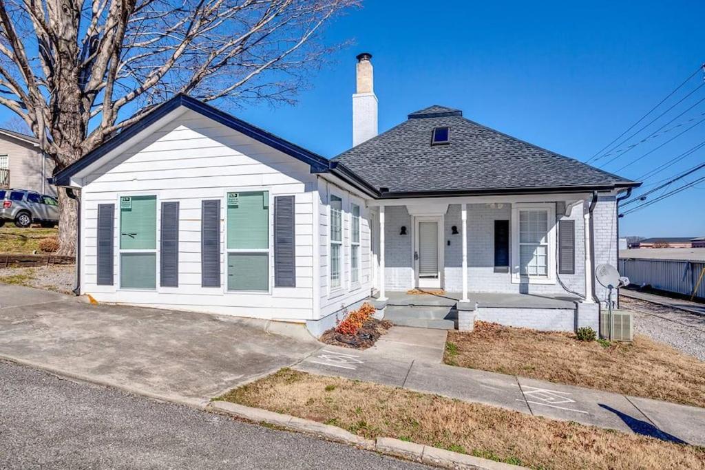 Tyrrells Pass Lake Access with Hot Tub and Arcade in Lenoir City (TN