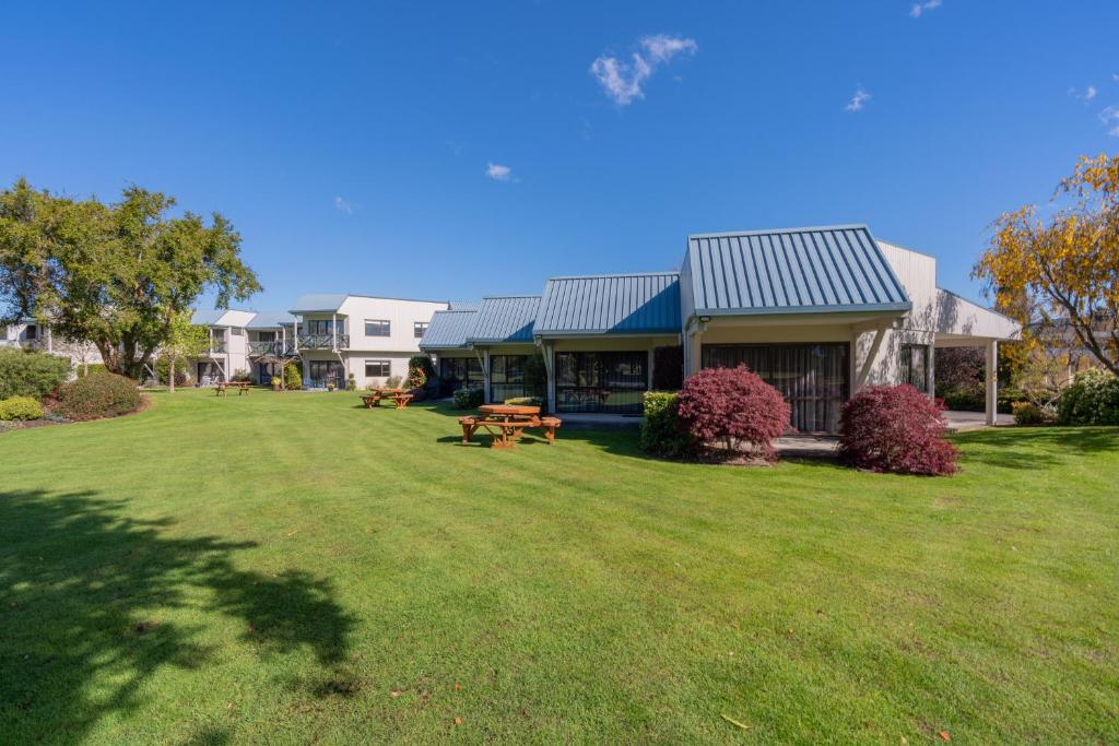 Garden, Explorer Motel and Apartments in Te Anau