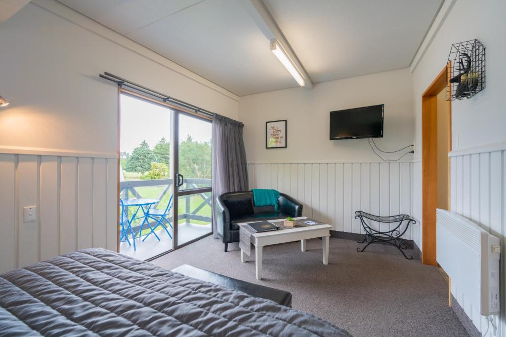 Shared lounge/TV area