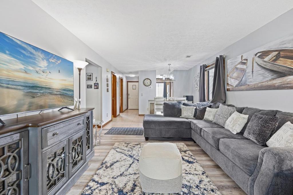 Spacious Modern Condo - 1st Floor - One Block to the Beach, Myrtle Beach