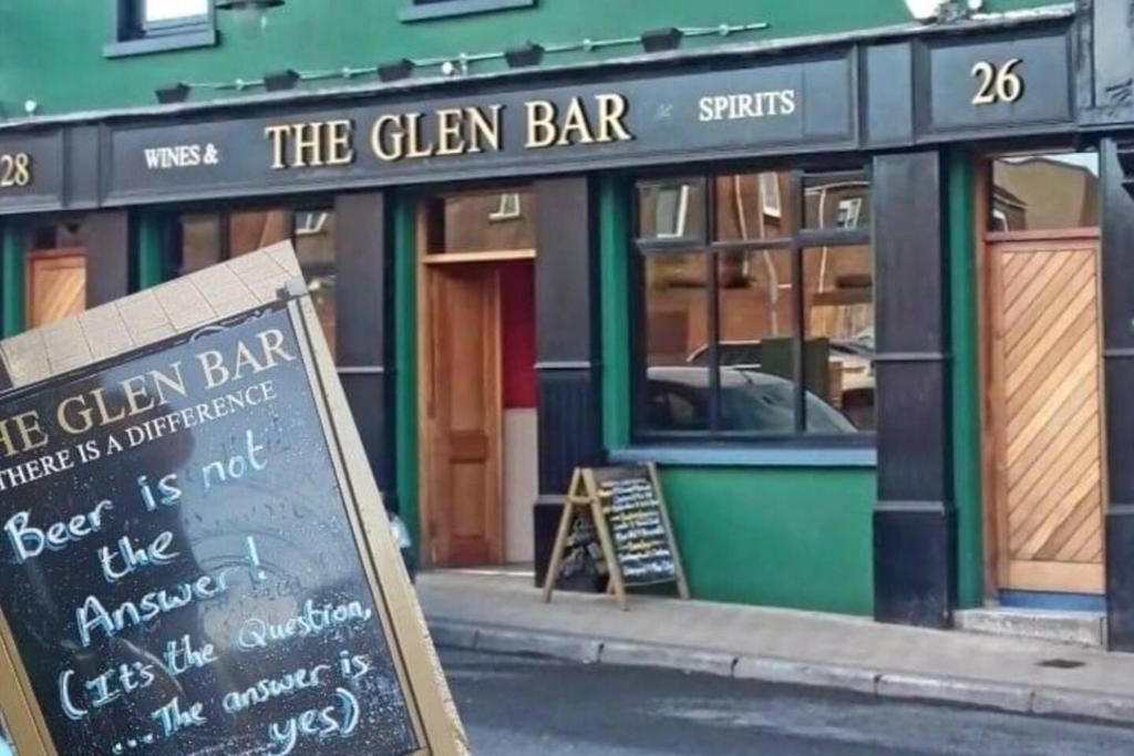 Central 2 Bed Apartment Above Great Derry Pub — Hotel in Derry / Londonderry