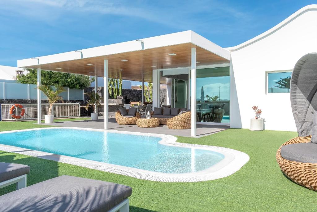 Hyde Park Lane Villas — Swimming pool in Puerto del Carmen, Canary Islands