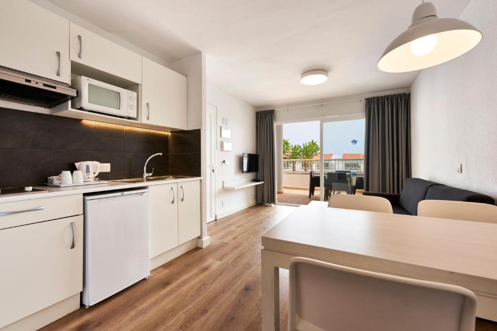 Globales Los Delfines — Hotel rooms in Cala'n Blanes, Balearic Islands