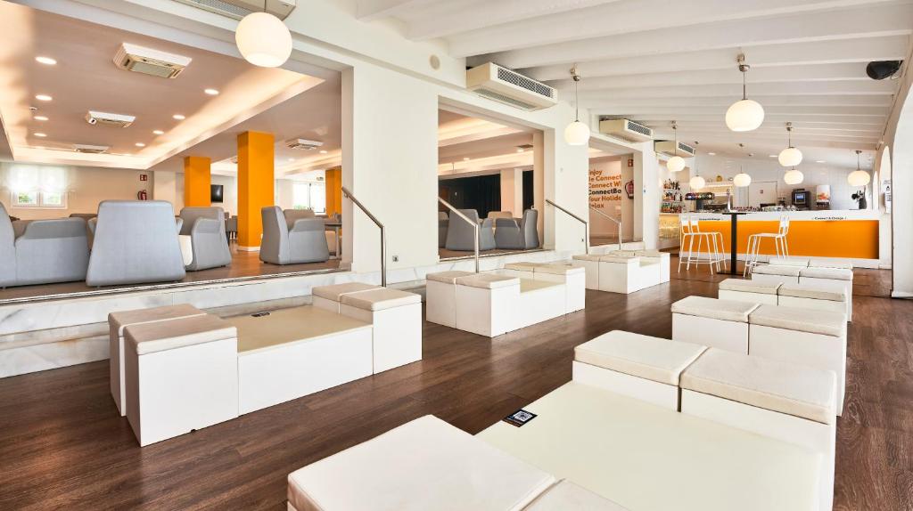 Globales Los Delfines — Restaurant & bars in Cala'n Blanes, Balearic Islands
