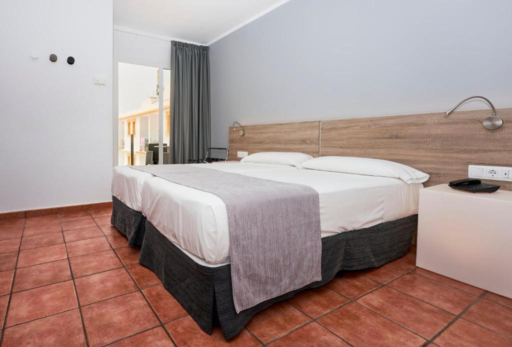 Globales Los Delfines — Hotel rooms in Cala'n Blanes, Balearic Islands