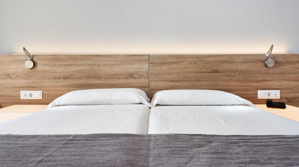 Globales Los Delfines — Hotel rooms in Cala'n Blanes, Balearic Islands