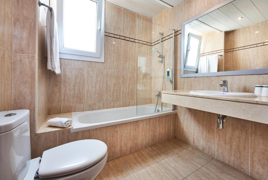 Globales Los Delfines — Hotel rooms in Cala'n Blanes, Balearic Islands