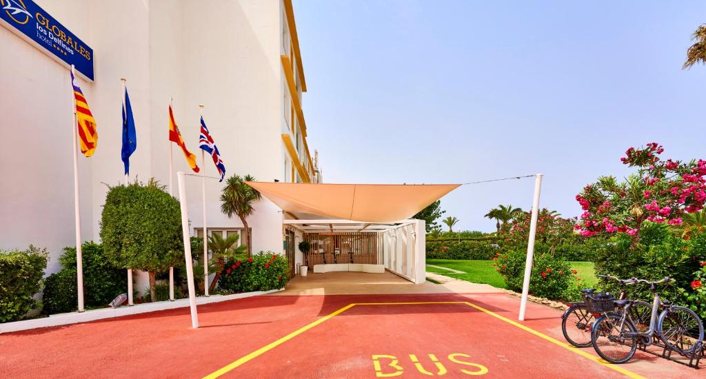 Globales Los Delfines — Hotel building in Cala'n Blanes, Balearic Islands
