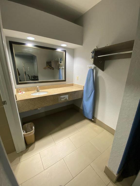 Super 8 By Wyndham Houston Hobby Airport South photo