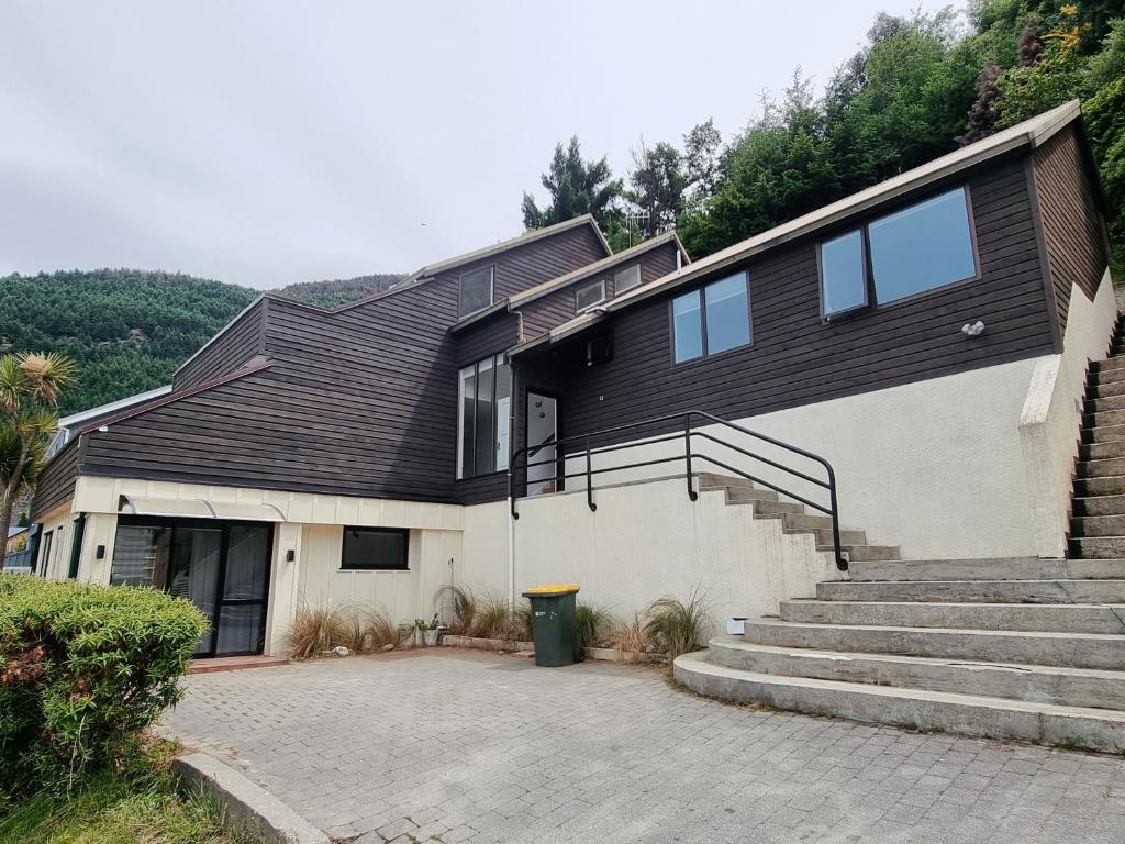 Queenstown Lakeview Holiday Home-5mins to town photo