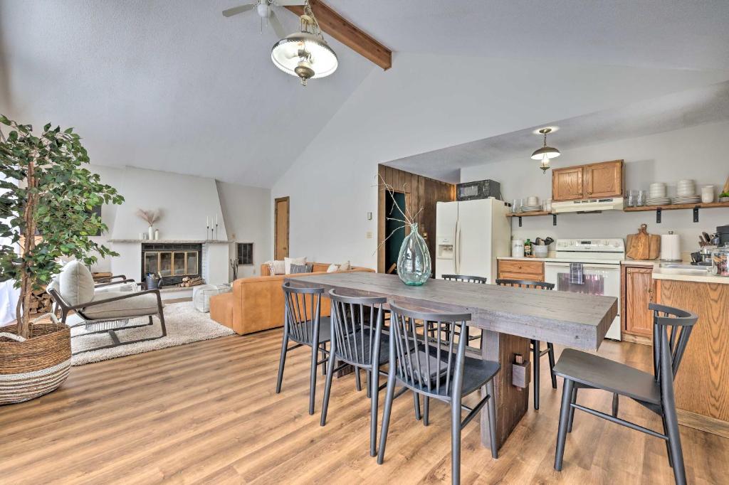 Luxurious Lake Ariel Cabin with Community Pool!
