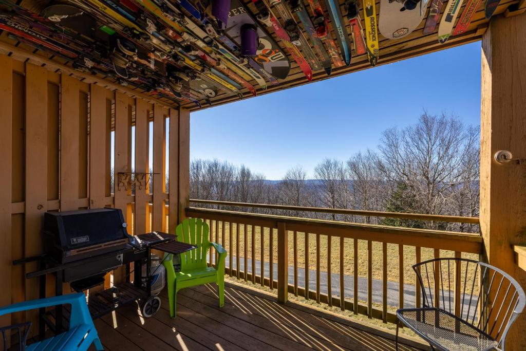 Sunsets at Summit 108b, free WI-FI, parking and AC, Snowshoe