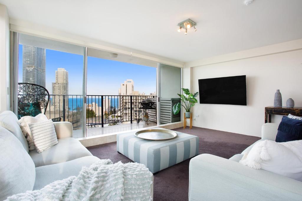Relax with Beach & River views in 3br apt w/ pool, Gold Coast