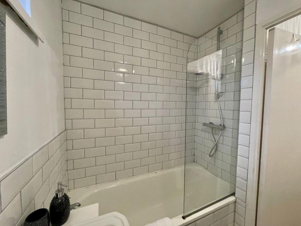 Bishop's Gate Apartment photo