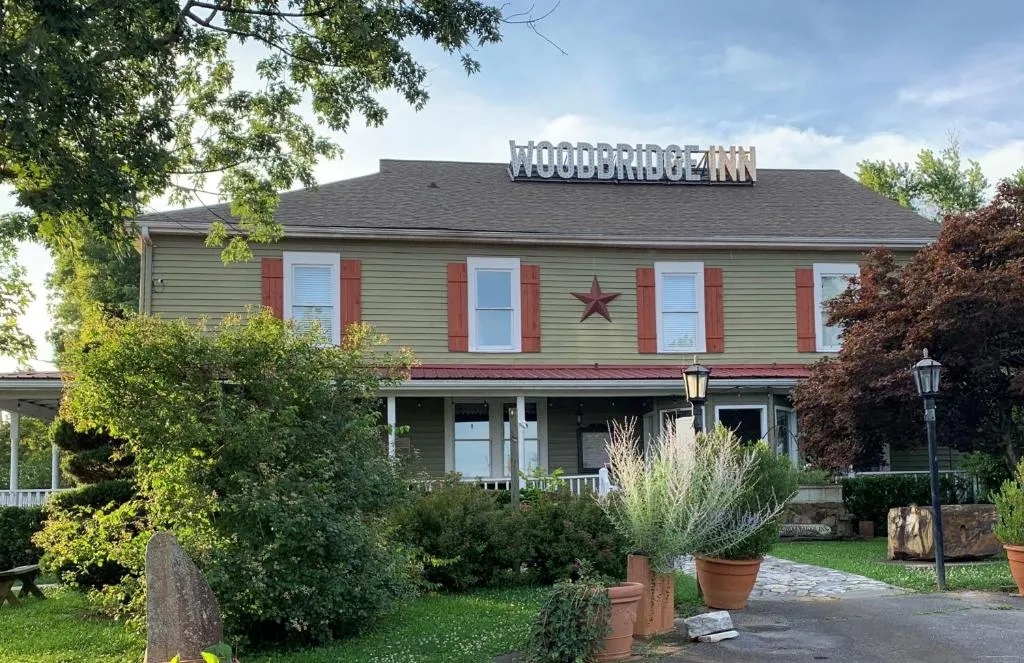 Woodbridge Inn & Tavern，位于贾斯珀的酒店