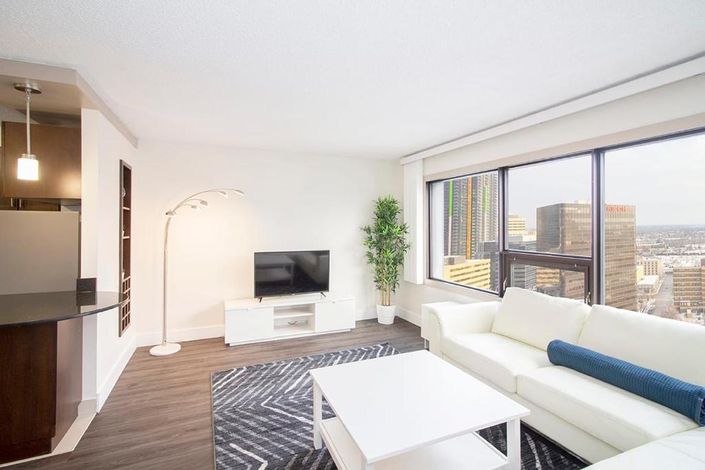 1 Bedroom Suite in Downtown Winnipeg With Parking