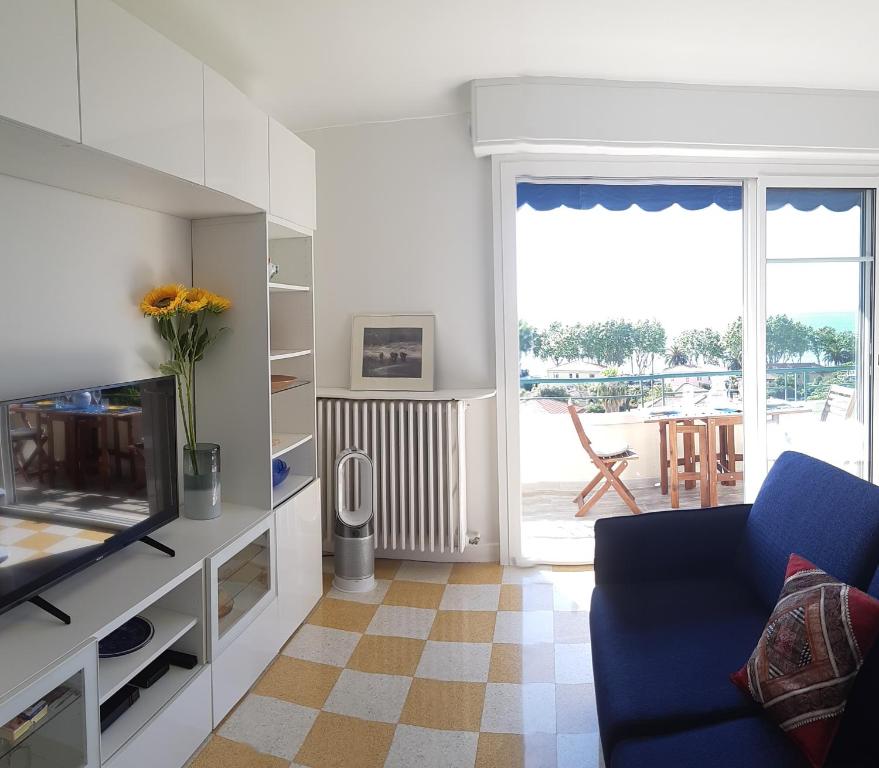 Neptune 5, top floor studio, sea view - 3