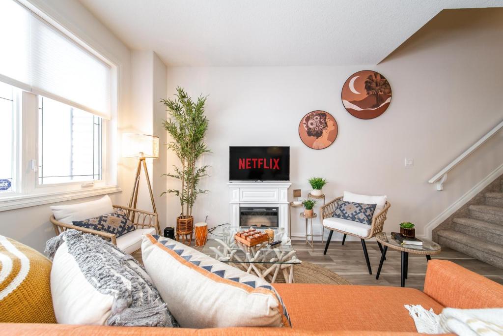 Bali Style Home - King Bed - Fireplace - Jacuzzi - Fast Wi-Fi - Free Netflix & Garage Parking, Edmonton