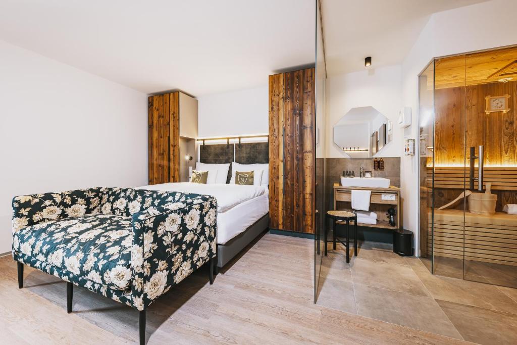 Nikolaus by AvenidA Panoramic Wellness Suites - 4