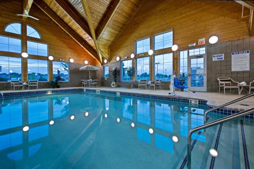 AmeriVu Inn and Suites - Waconia photo