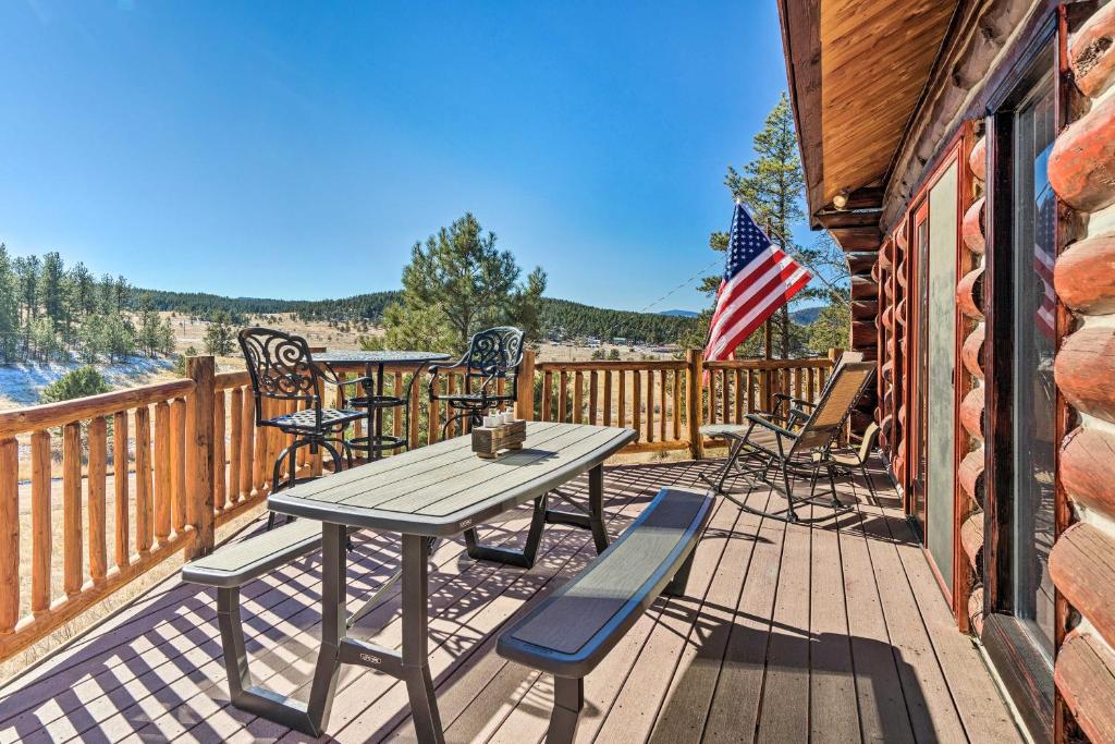 Classic Colorado Log Home with Mountain Views!, Florissant