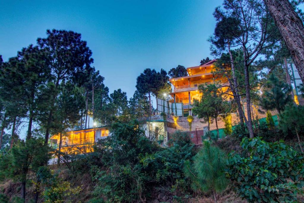 StayVista at Jasmine Cottage with Outdoor Jacuzzi — Hotel in Solan