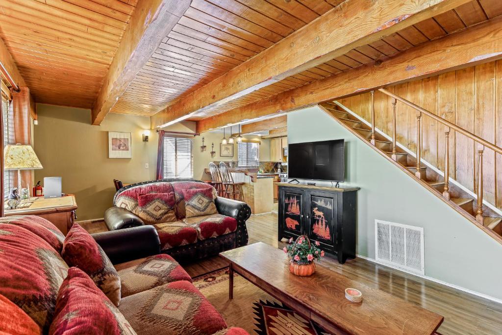 Adorable Explorable, Lake Arrowhead