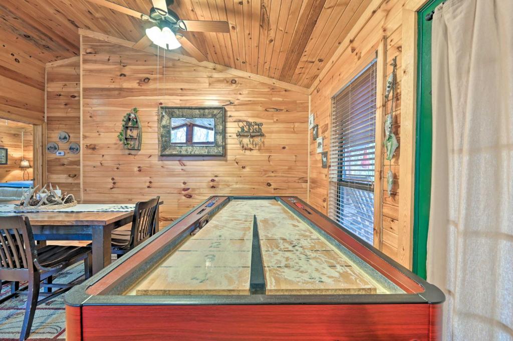 Quiet Woodsy Getaway with Hot Tub in Broken Bow photo