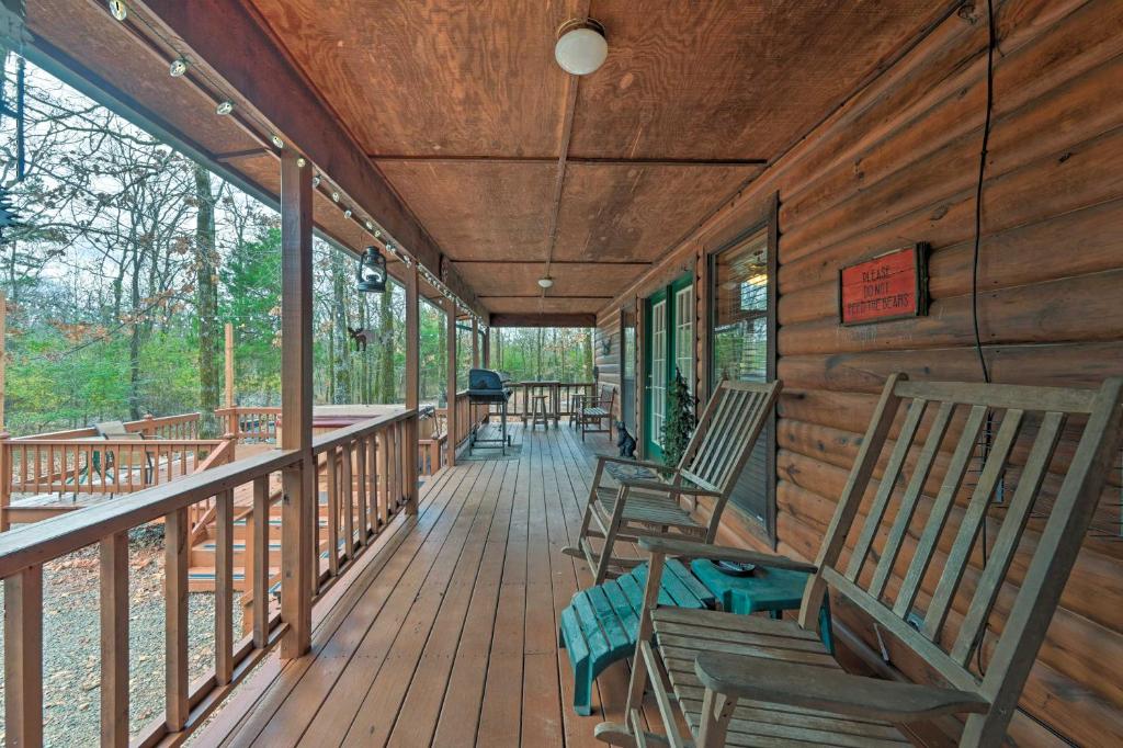 Quiet Woodsy Getaway with Hot Tub in Broken Bow photo