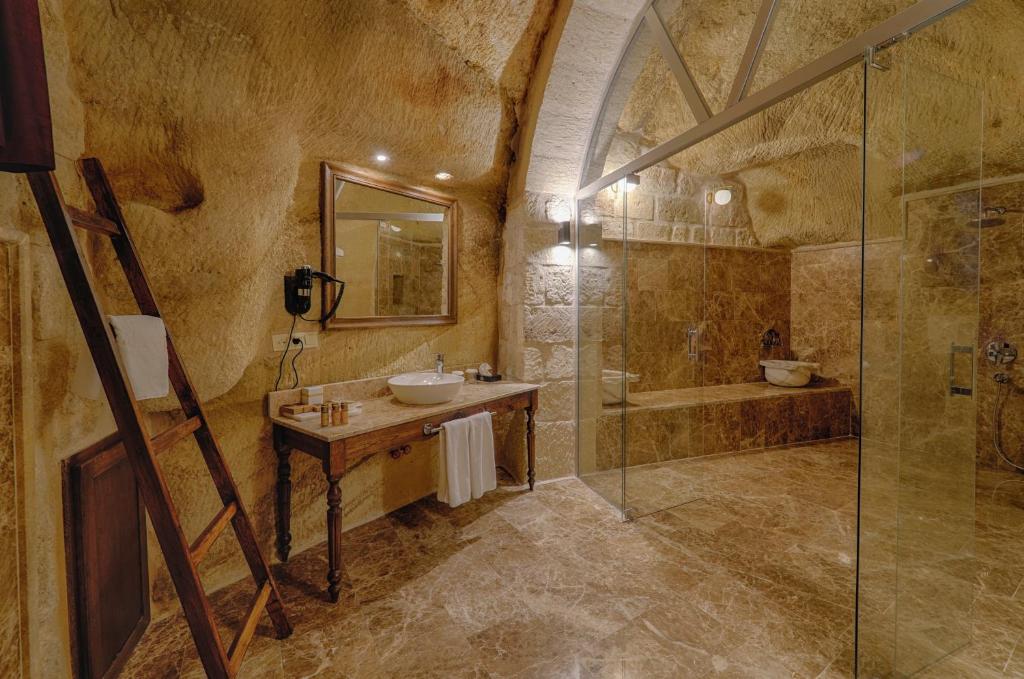 Solem Cave Suites photo