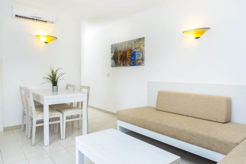 Aparthotel FLORA PARK & AQUAROCK — Hotel rooms in Cala'n Bosch, Balearic Islands