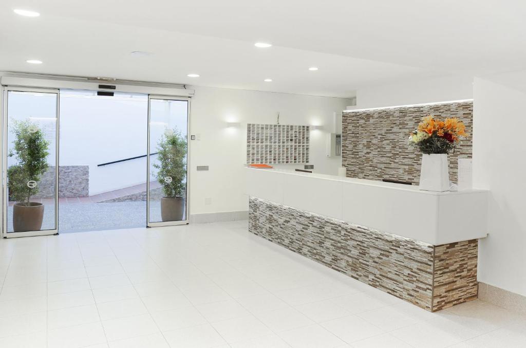 Aparthotel FLORA PARK & AQUAROCK — Hotel building in Cala'n Bosch, Balearic Islands