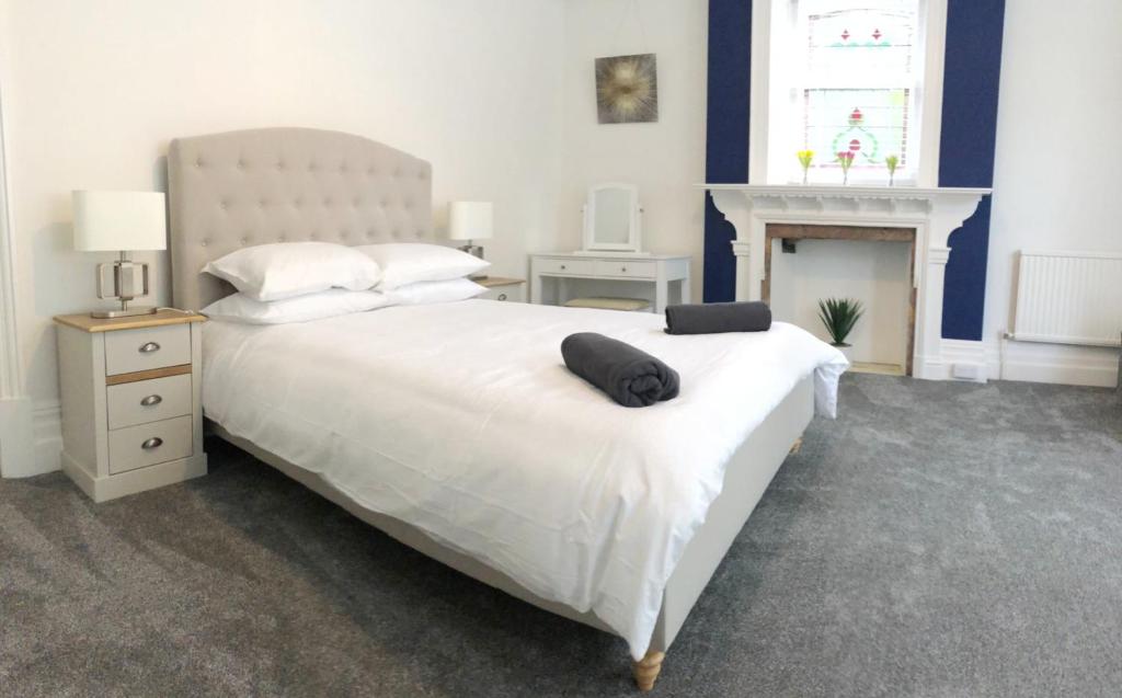 Spacious 3-Bed Coastal Stay Sleeps 6 Parking Groups Welcome - photo 2