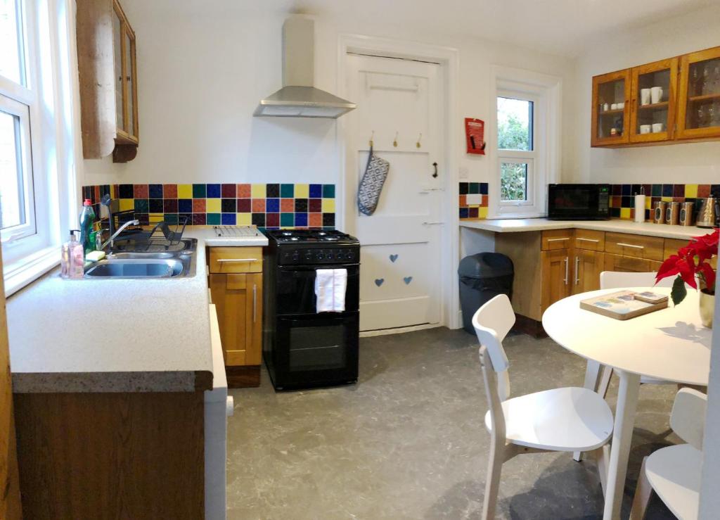 Spacious 3-Bed Coastal Stay Sleeps 6 Parking Groups Welcome photo 7