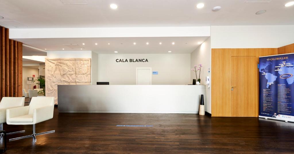 Globales Cala Blanca — Hotel building in Cala Blanca, Balearic Islands