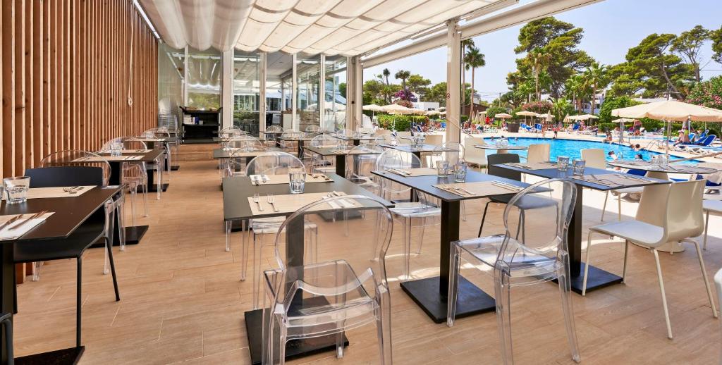 Globales Cala Blanca — Restaurant & bars in Cala Blanca, Balearic Islands
