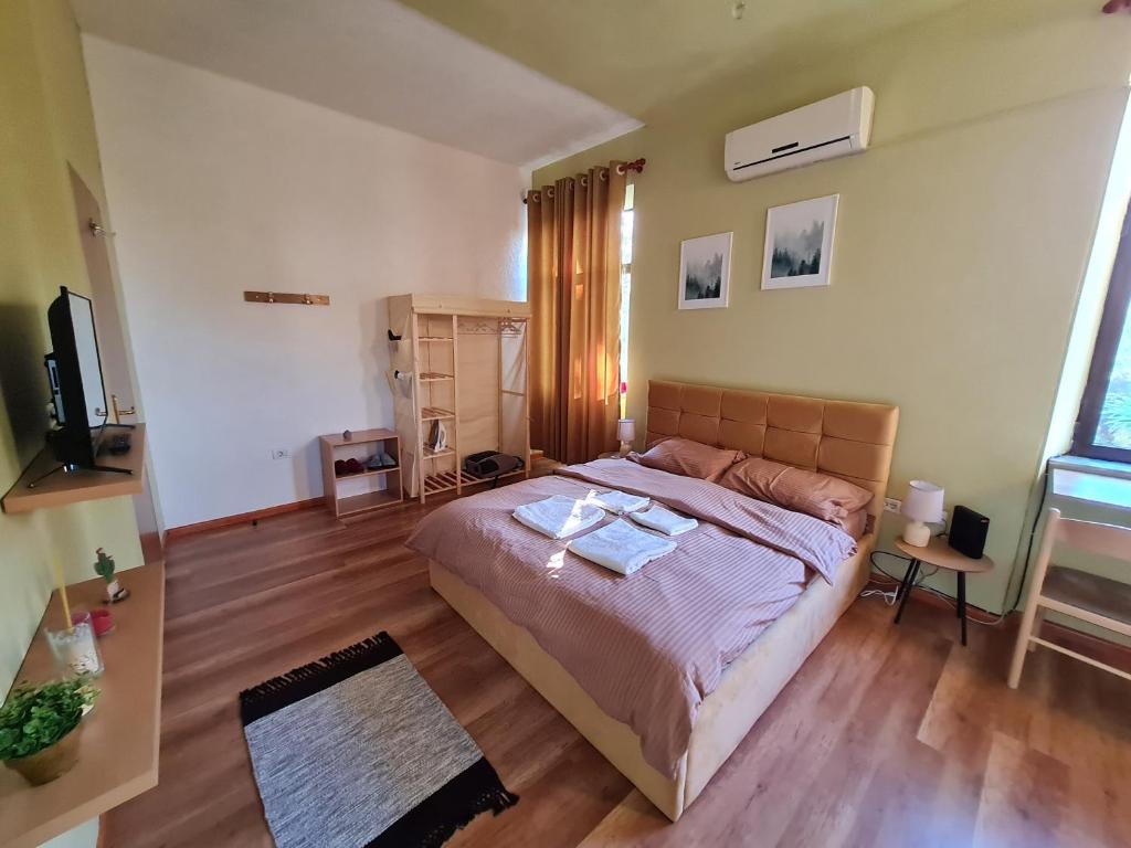 Ex-Block District charming studio apartment with treeish sorrounding view! — Hotel in Tirana