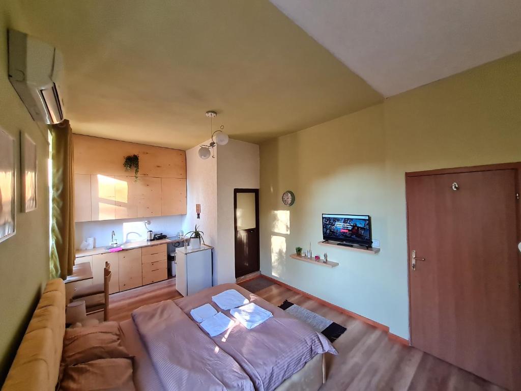 Ex-Block District charming studio apartment with treeish sorrounding view! photo