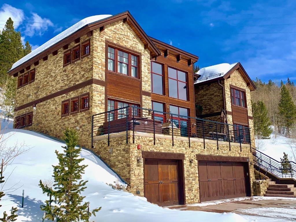 Panorama of entire Breck Resort, steps from FREE shuttle, unbeatable patio and amenities!!, Breckenridge