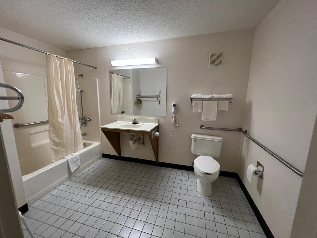 Garden Inn & Suites photo