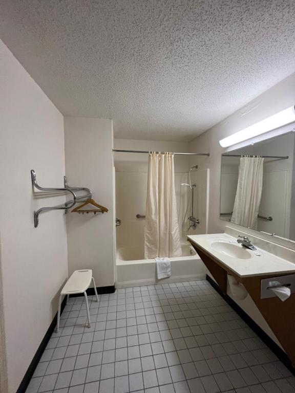 Garden Inn & Suites photo