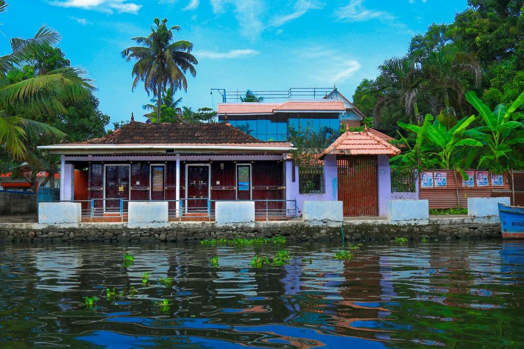 Royal Holidays — Hotel in Alleppey