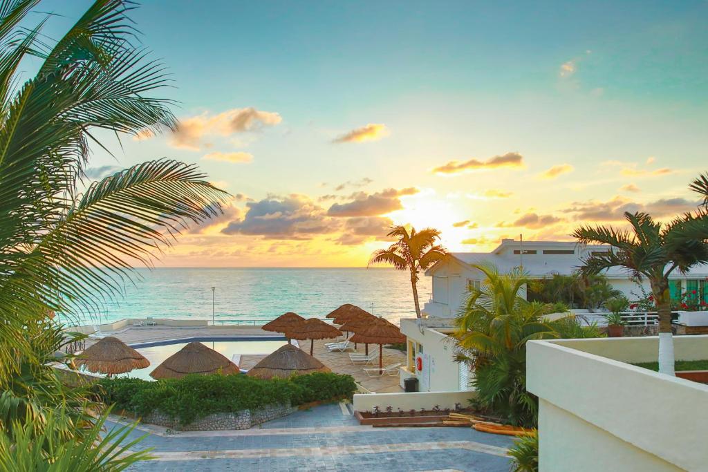 Brisas Shores Penthouse Beachfront Ocean View Terrace Cancun Hotel Zone 2 bedrooms 전경