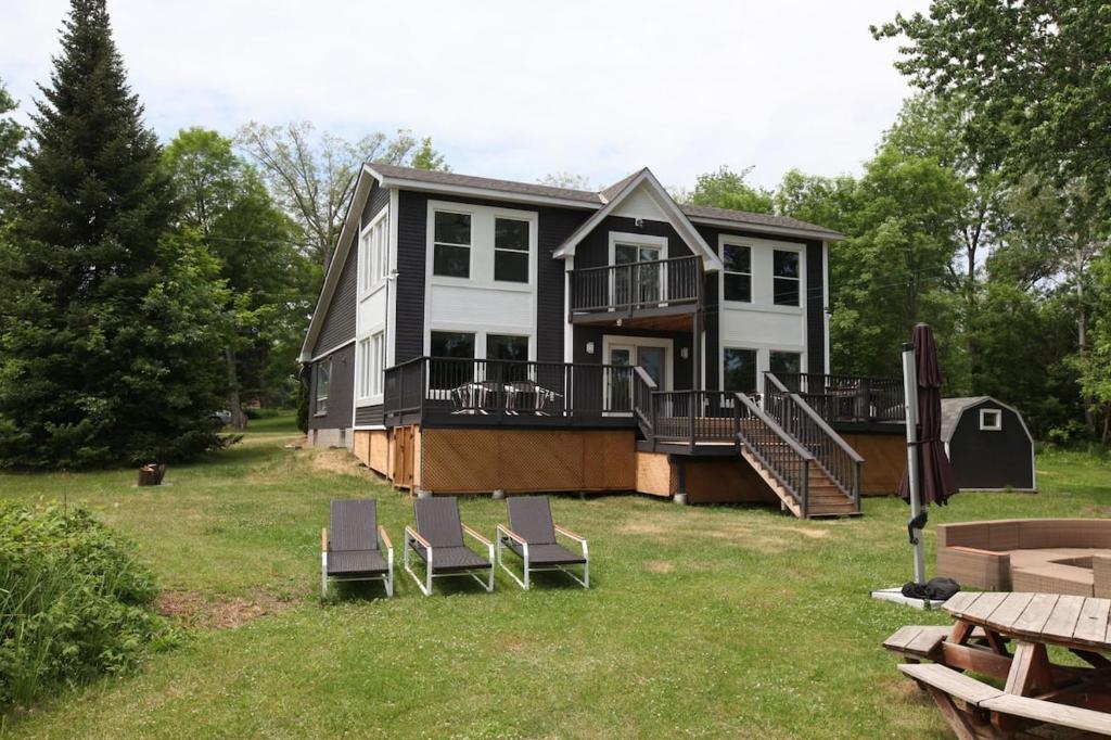 Entire Luxurious Waterfront Peninsula Cottage - 7 Bedroom with Hottub