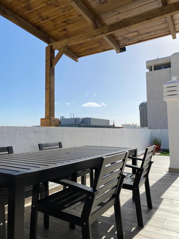 Holiday Home & Rooftop Lounge - 3