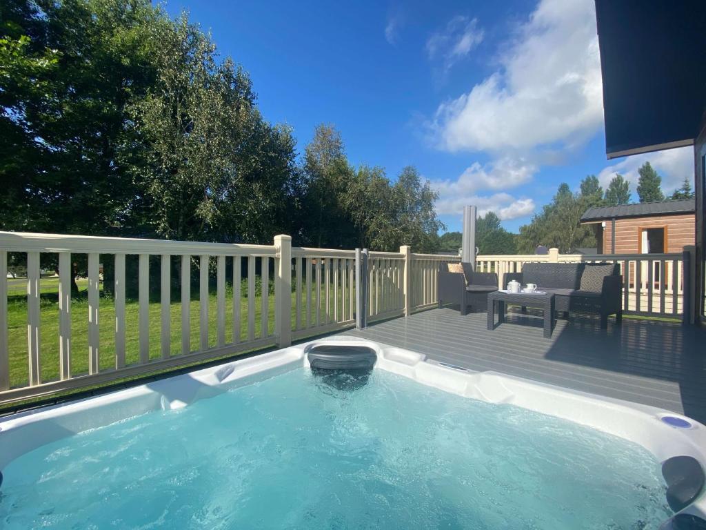 The Yorkshire Burrow Lodge with Hot Tub, York