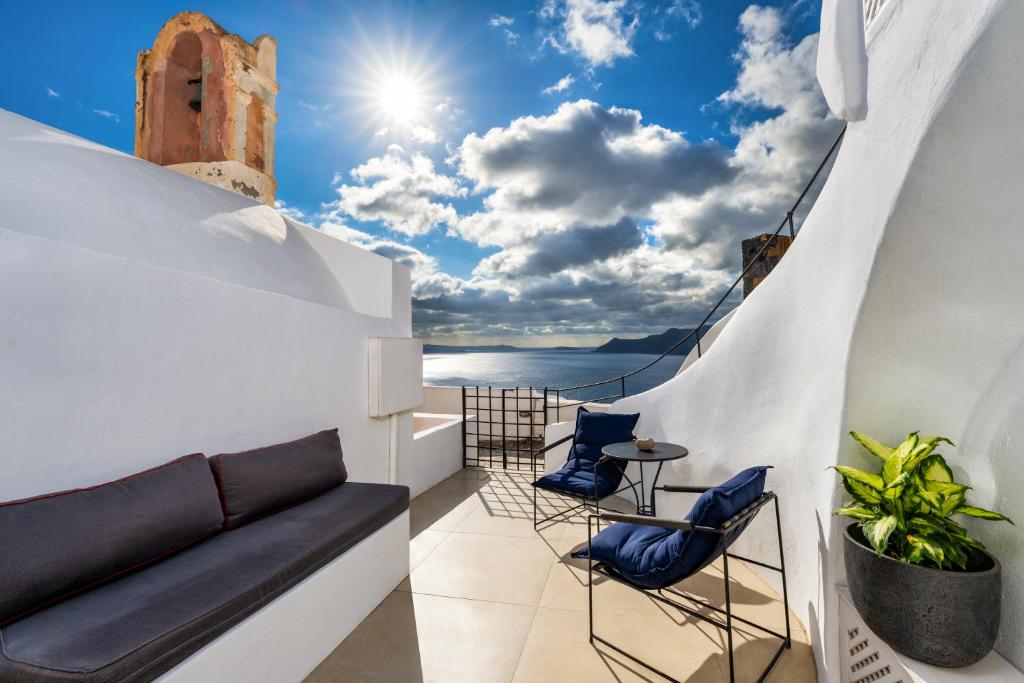 IoTa Monocave by Thireon, Oia