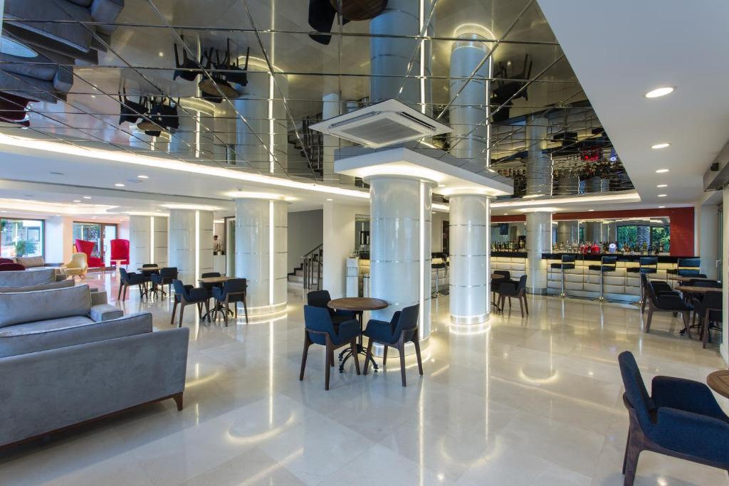 Falcon Hotel photo
